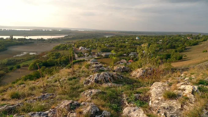 Satul Duruitoarea Veche văzut de pe toltre, cu lacul în depărtare