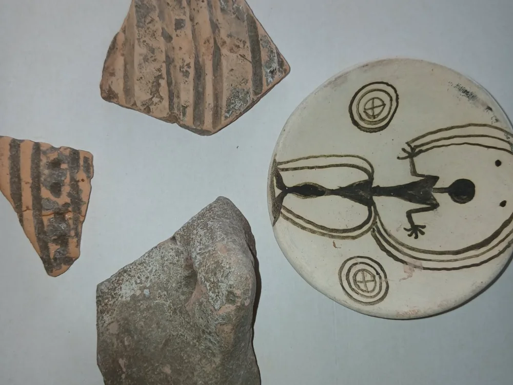 Fragmente de ceramică preistorică și un disc pictat cu motive geometrice