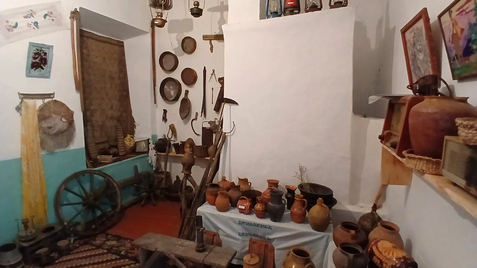 Sala de etnografie a muzeului din Duruitoarea Veche