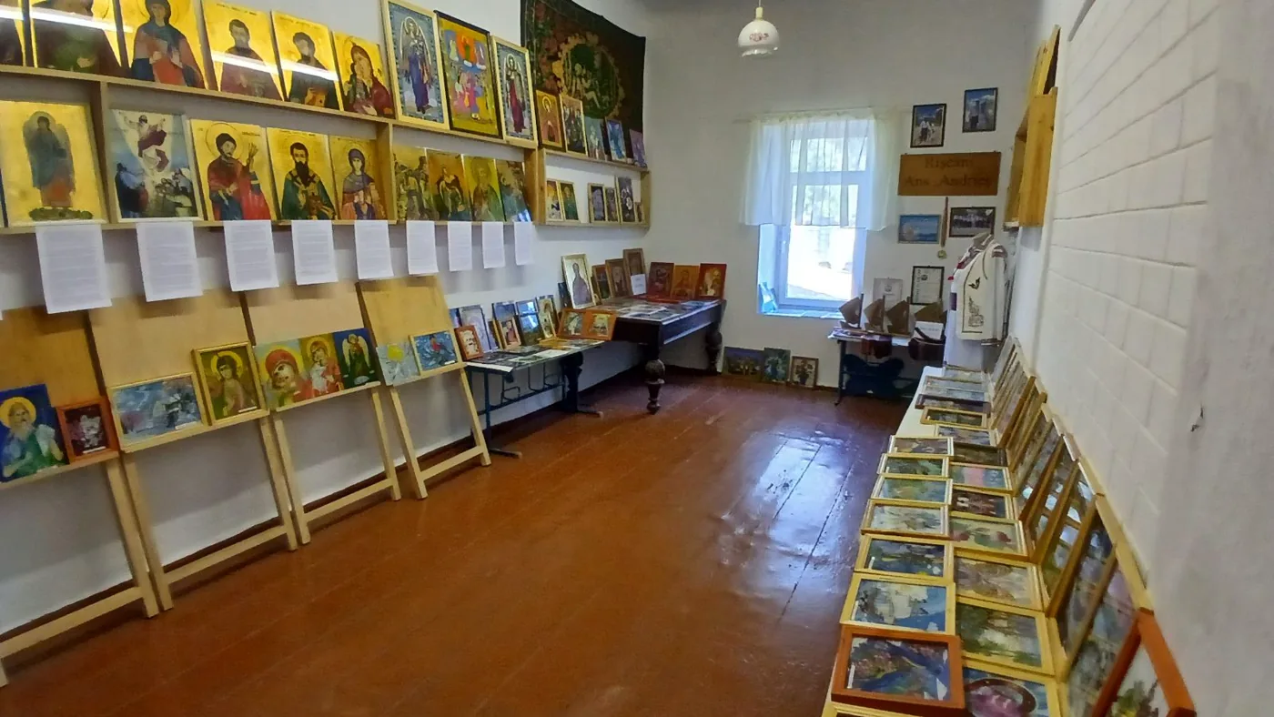 Sala de icoane a muzeului, cu lucrări pe pereți și pe șevalete