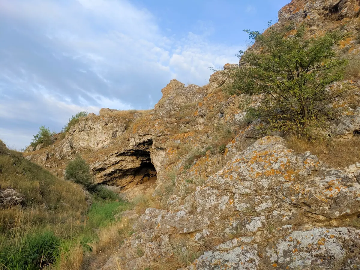 Gura unei grote în peretele de calcar al Defileului Văratic