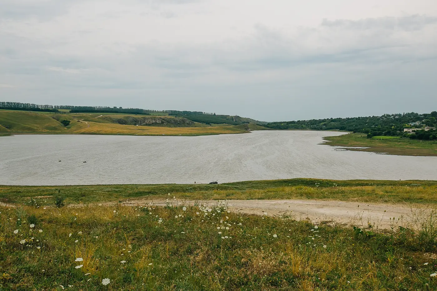 Valea largă de la intrarea în zona Defileului Văratic
